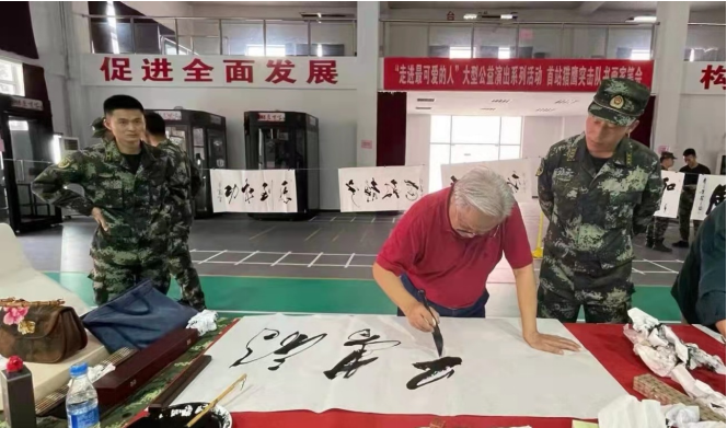 《走进最可爱的人》大型公益慰问演出系列活动 首站走进武警猎鹰突击队(图2)