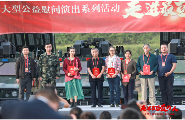 《走进最可爱的人》大型公益慰问演出系列活动 首站走进武警猎鹰突击队(图5)